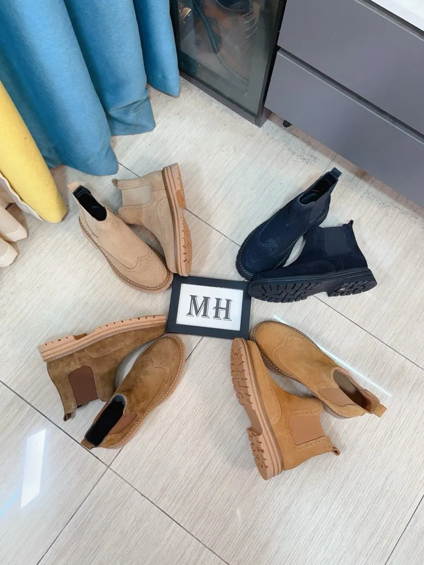 Men's shoes 💰540🌸🌸 (GUCCI) [cow lining plus velvet optional] [can be made without standard] New product Martin boots imported from Canada with full top layer high mercerized frosted fabric, punched using 3D digital technology, high-end and classy, ​​versatile to wear, full of three-dimensionality, close pictures will make you obsessed with the leather. You can't extricate yourself ~ the best on the market.          Fabric: Cowhide/Embossed Lining: Cowhide.          Please make a note when placing an order, sizes: 38-44 (37, 45, 46 can be customized and cannot be returned or exchanged) 5 colors available; black, gray, khaki, coffee, and earthy yellow